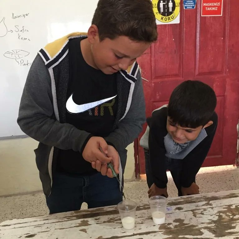 BugdaytepeO's tweet photo. 6.sınıf öğrencilerimiz "Sütün limonla etkileşiminin gözlemlenmesi,kimyasal sindirim kavramı" deneyini gerçekleştirdiler. @MemHarran @ASUTAYMEHMET https://t.co/kCqn9PHxTD