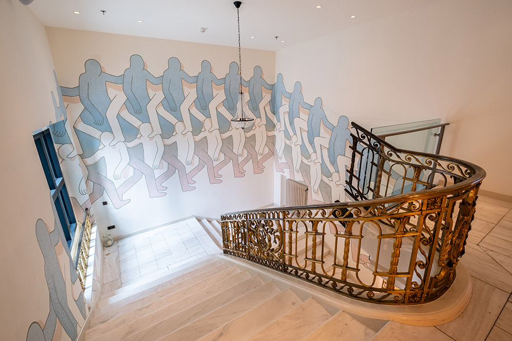 yesandpro's tweet photo. In April 2022 @yesandpro designed the interior of Frederick's in the @berlin_sony in Potsdamer Platz with artists Daan Botlek, Leiti and @j_mundinger. Have you been there yet?

Art advisory: Michelle Houston 
Mural: Dann Botlek
Photo: Sebastian Kläbsch 
#Berlin #art https://t.co/IY8pyRcrkj