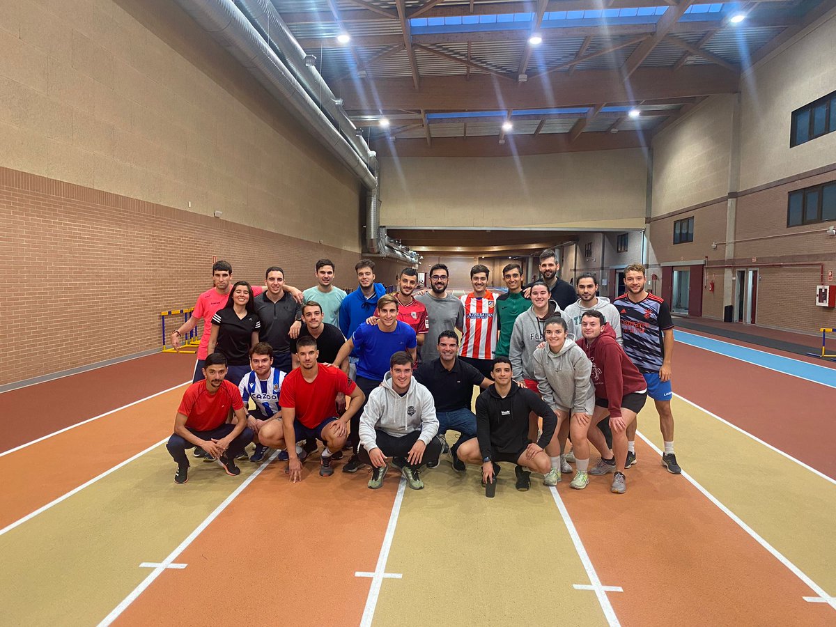 FcafdLeon's tweet photo. Esta semana, los estudiantes del #MastERDLeon han disfrutado de los conocimientos y experiencia de @antoniogomez08 (egresado @FcafdLeon ) sobre entrenamiento coadyuvante para deportes de equipo. Muy agradecidos por compartir su tiempo en la #FcafdLeon @unileon https://t.co/3UfgqjjSJh