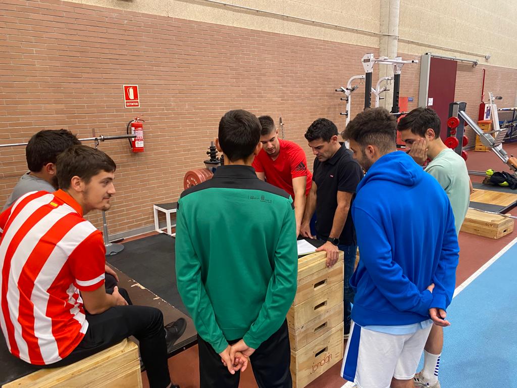 FcafdLeon's tweet photo. Esta semana, los estudiantes del #MastERDLeon han disfrutado de los conocimientos y experiencia de @antoniogomez08 (egresado @FcafdLeon ) sobre entrenamiento coadyuvante para deportes de equipo. Muy agradecidos por compartir su tiempo en la #FcafdLeon @unileon https://t.co/3UfgqjjSJh