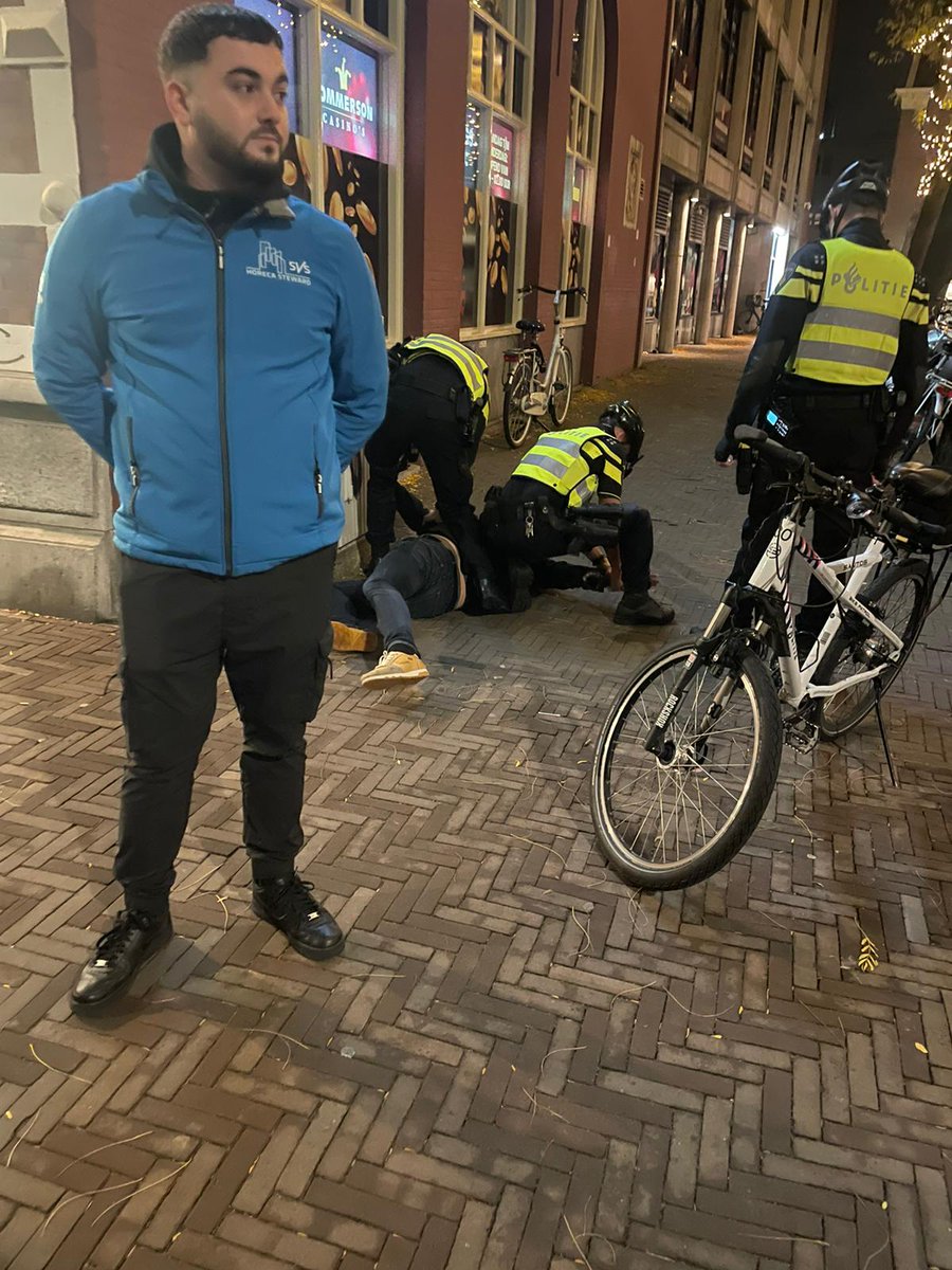 De Horecastewards helpen de politie regelmatig bij het afschermen van een aanhouding!

Want op drukke uitgaansavonden zijn er veel omstanders aanwezig, die het werk van de agenten mogelijk moeilijk en onveilig kunnen maken.

#politie #veiligopjewerk #horecastewards