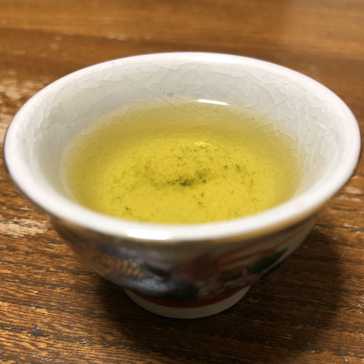 今宵は冷たい雨☔️で少し冷え込むから濃厚伊勢茶玉露🍵を味わいながら、アツアツ🌡の最終煎🍵♨️を目指してグビグビ飲んでます🤤←🍵🍵🍵
＃茶好連
＃伊勢茶玉露

↓光の加減もあるけれど、初煎は淹れ始めがキラキラと✨🍵✨輝いて、
ある程度溜まってくるとお馴染みの色となる😌🍵
