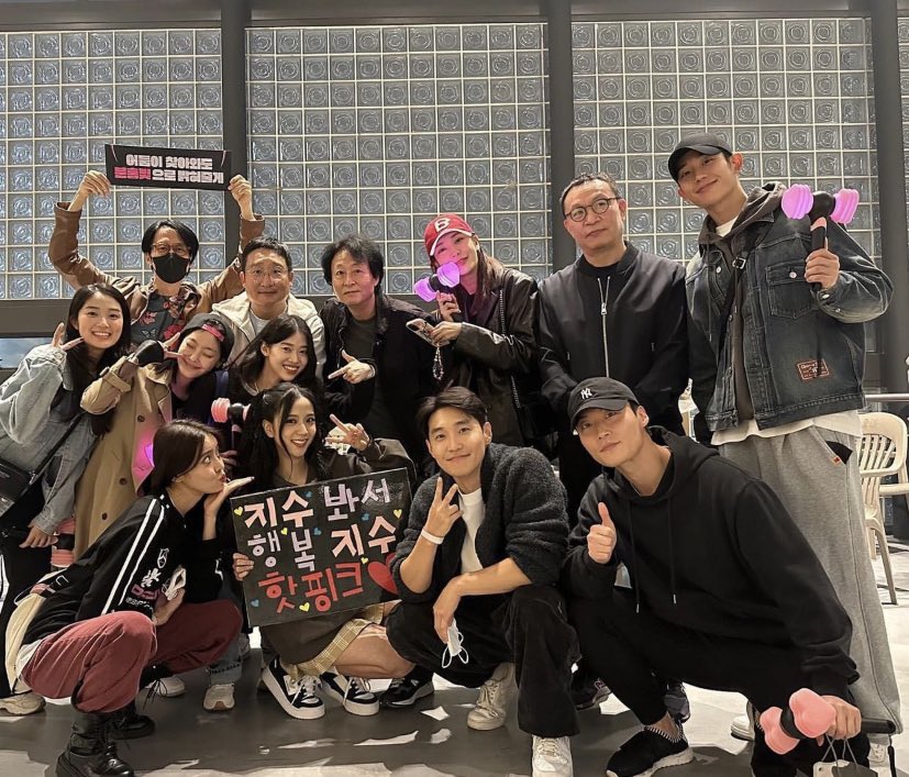 jichusworld's tweet photo. jisoo’s friends and family who showed up at blackpink concert in seoul to support her, a thread: https://t.co/pOD13QEsbS