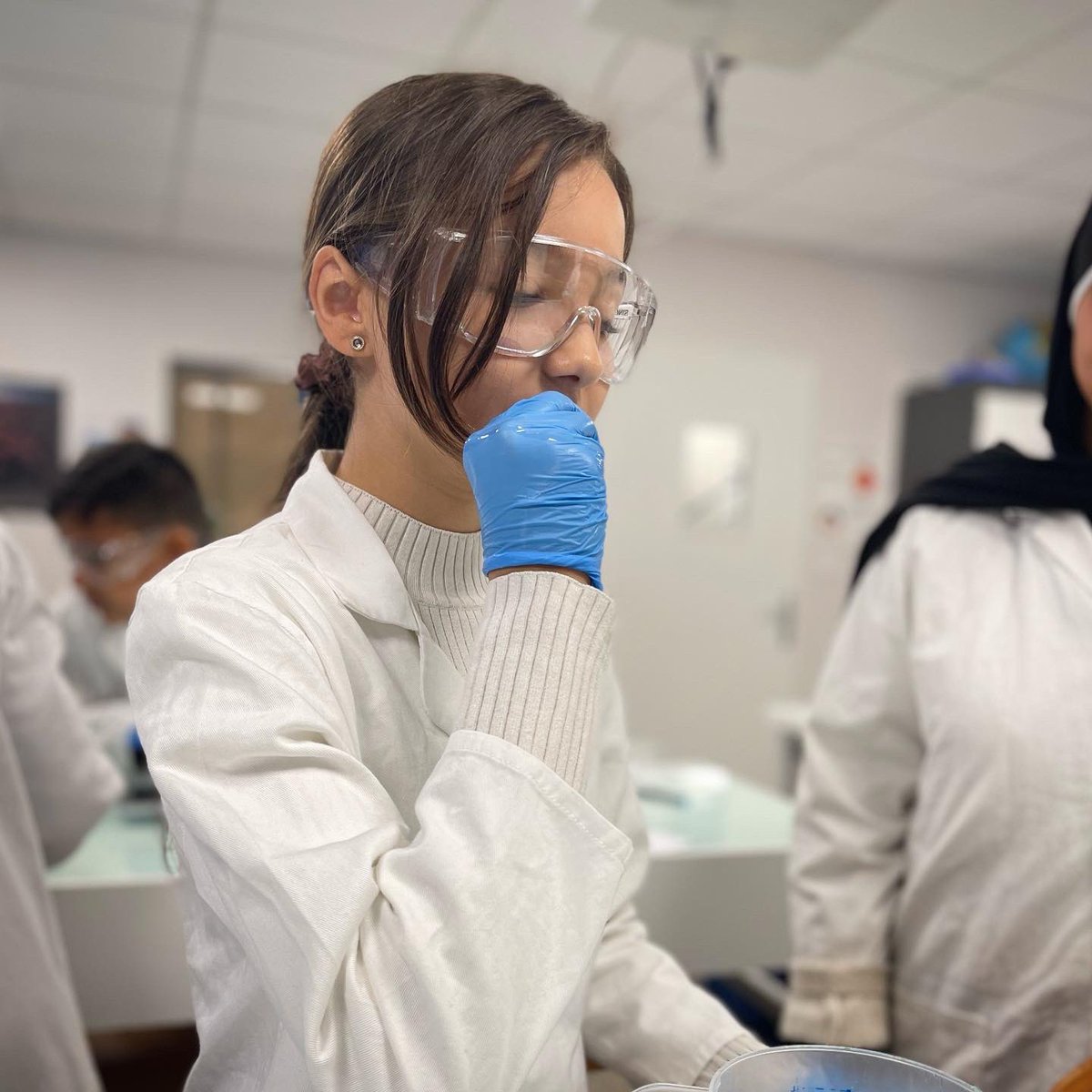 InstPriveAlif's tweet photo. [📸] Du 7 au 17 octobre 2022, c’était la fête de la science à l’IPA. C’était également la semaine du goût du 10 au 16 octobre.

Alors en cours en science, on a eu l’idée de fabriquer des bonbons à la menthe et à la grenadine. Et c’était délicieux 🤤. https://t.co/X1eWPFbfWn