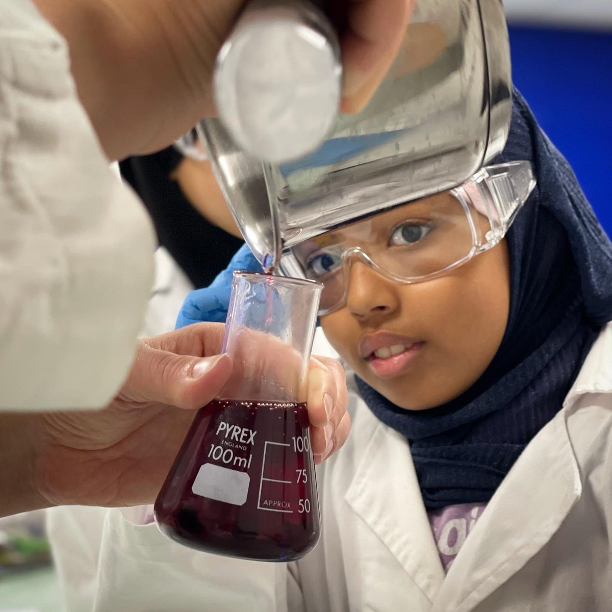 InstPriveAlif's tweet photo. [📸] Du 7 au 17 octobre 2022, c’était la fête de la science à l’IPA. C’était également la semaine du goût du 10 au 16 octobre.

Alors en cours en science, on a eu l’idée de fabriquer des bonbons à la menthe et à la grenadine. Et c’était délicieux 🤤. https://t.co/X1eWPFbfWn
