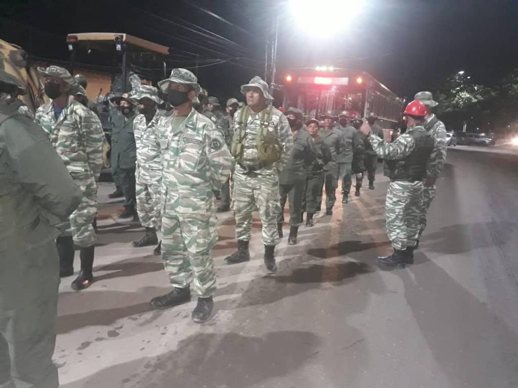 Cumpliendo órdenes de nuestro Comandante en Jefe @NicolasMaduro, las tropas en despliegue en apoyo del pueblo de El Castaño.