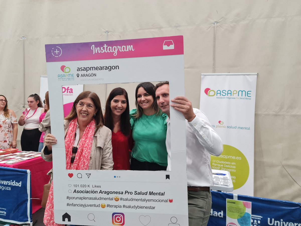 ASAPMEAragon's tweet photo. Estamos en la II Feria del Voluntariado de @unizar 
Se han acercado a nuestro photocall la Vicerrectora #YolandaPolo y el Consejero de Participación Social del @zaragoza_es, @JaviRodrigoCs 
Amigos y estudiantes han jugado en nuestro pasapalabra de #SaludMental https://t.co/Yybc9dyOPJ