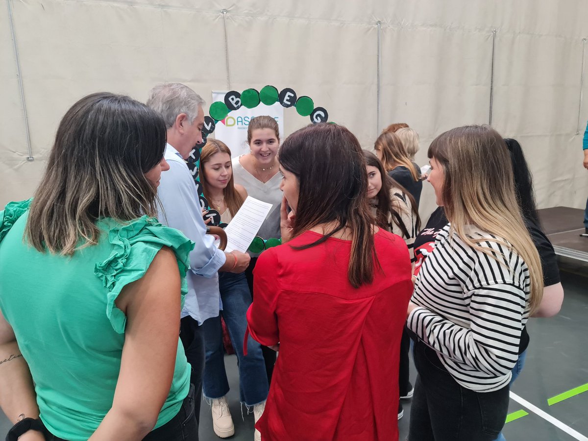 Estamos en la II Feria del Voluntariado de <a href="/unizar/">Universidad Zaragoza</a> 
Se han acercado a nuestro photocall la Vicerrectora #YolandaPolo y el Consejero de Participación Social del <a href="/zaragoza_es/">AyuntamientoZaragoza</a>, @JaviRodrigoCs 
Amigos y estudiantes han jugado en nuestro pasapalabra de #SaludMental