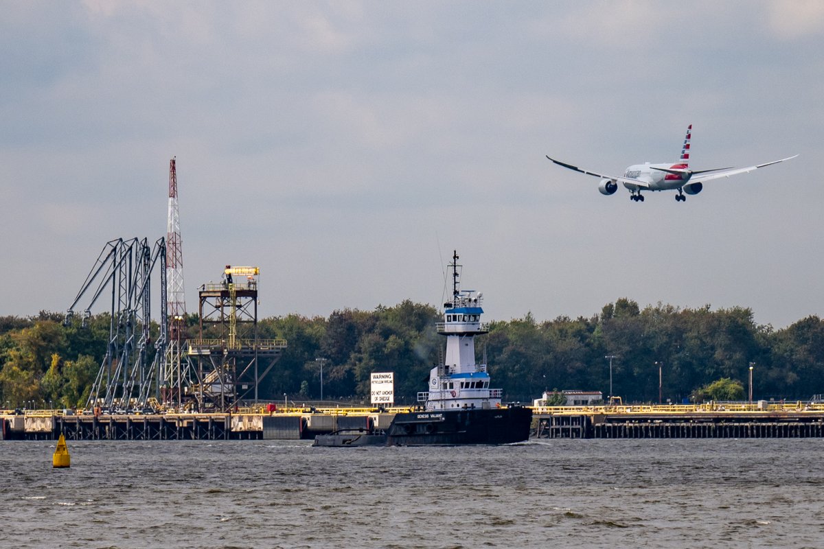 traineyjr's tweet photo. An American Airlines 787-8 flying over the Delaware River and the tug Genesis Valiant on the short final for PHL RWY 27L. Taken on 17 October 2022
Flt #AA203 Regis. #N876AL #AvGeek #PHL #WingFlex https://t.co/8e7sUE3NWU