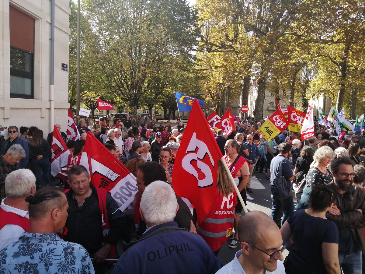 force_ouvriere's tweet photo. 500 manifestants devant la préfecture de Périgueux pour défendre le droit de grève et revendiquer des augmentations de salaire avec l'UD FO 24 https://t.co/EtbxW9thDJ
