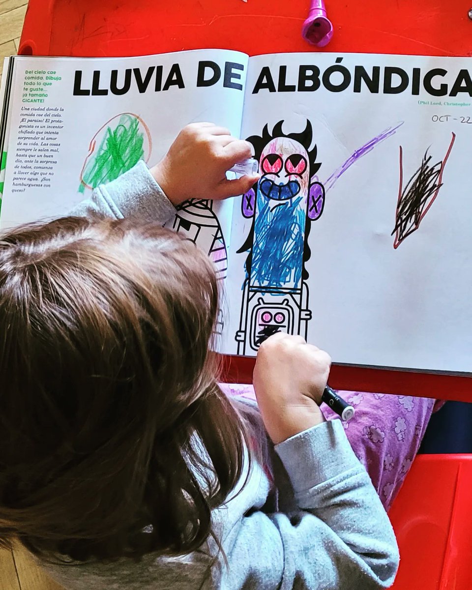 KeayWeb's tweet photo. No puedo más que recomendar este libro de @borja.crespo y @diazfaes, con 100 pelis para ver y luego colorear, que nos ha hecho crear una tradición preciosa todos los viernes, en los que elegimos una peli del libro y al día siguiente lo pintamos y recordamos qué colores había... https://t.co/FjIG43dBhx