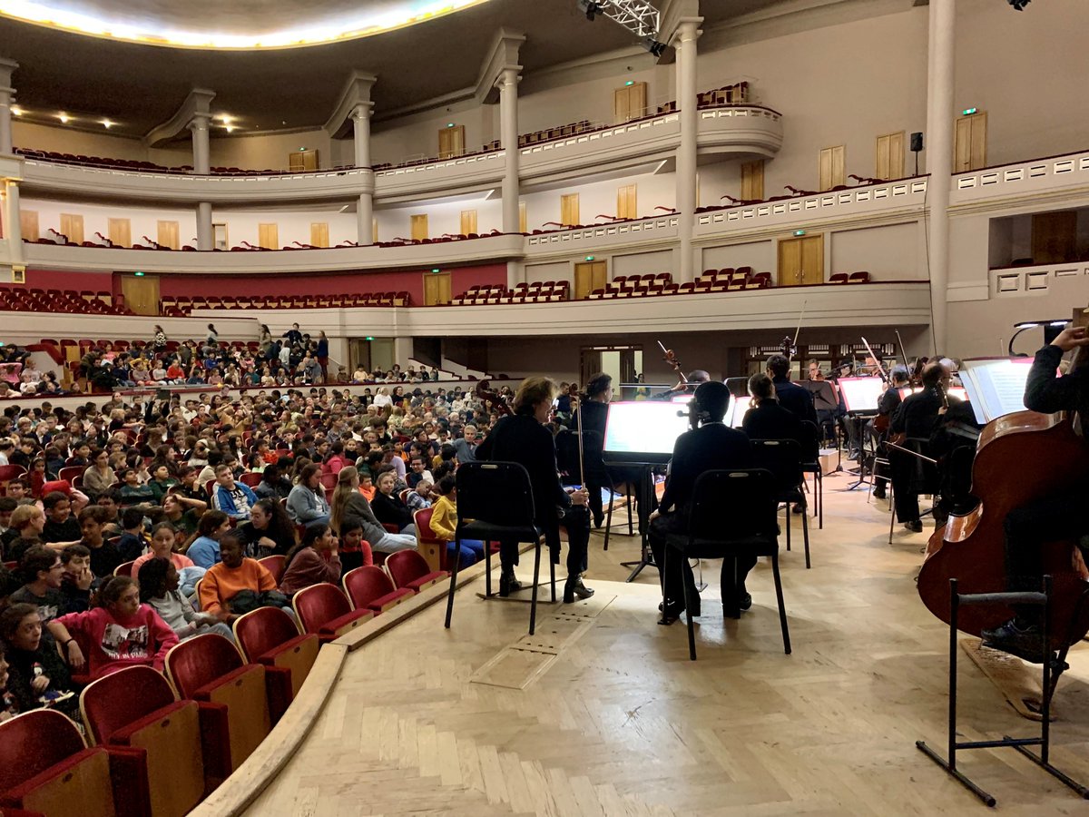 OrchestreLiege's tweet photo. L'OPRL est à Bruxelles ce mardi à l'occasion de plusieurs séances scolaires à Bozar qui rassemblent chacune plus de mille enfants. Au programme, le spectacle "Athmosphère" dirigé par @LaurentZufferey, présenté par Sterre De Raedt et illustré par les dessins de @FannesPieter. https://t.co/7dIzUO2K7s