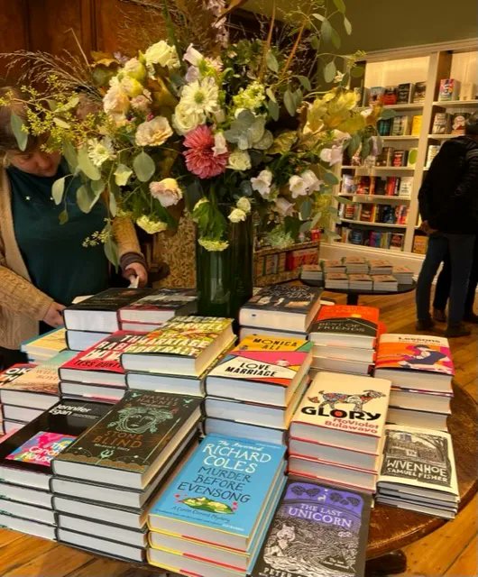 TheHistoryPress's tweet photo. The new @Hatchards bookshop in #Cheltenham looking beautiful! Look at those dreamyyy ladders 😍 Well worth visiting! 📚✨ #localbookshops #bookshoprecommendations https://t.co/AYDtykdy6r