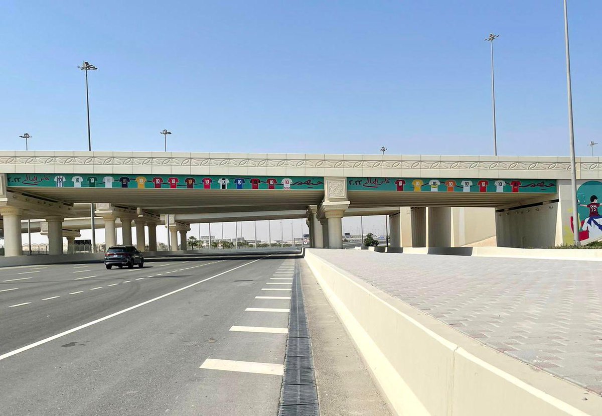 نوف المالكي مهندسة تصميم مشروعات بلجنة الإشراف على تجميل الطرق والأماكن العامة بالدولة: تزيين خط الخور الساحلي ومناطق متفرقة بالدولة والذي دمجت تصاميمهم بين روح المونديال والتراث القطري يسهم في تقديم تجربة استثنائية تتيح لضيوف مونديال من مختلف دول العالم الاستمتاع على أرض قطر.