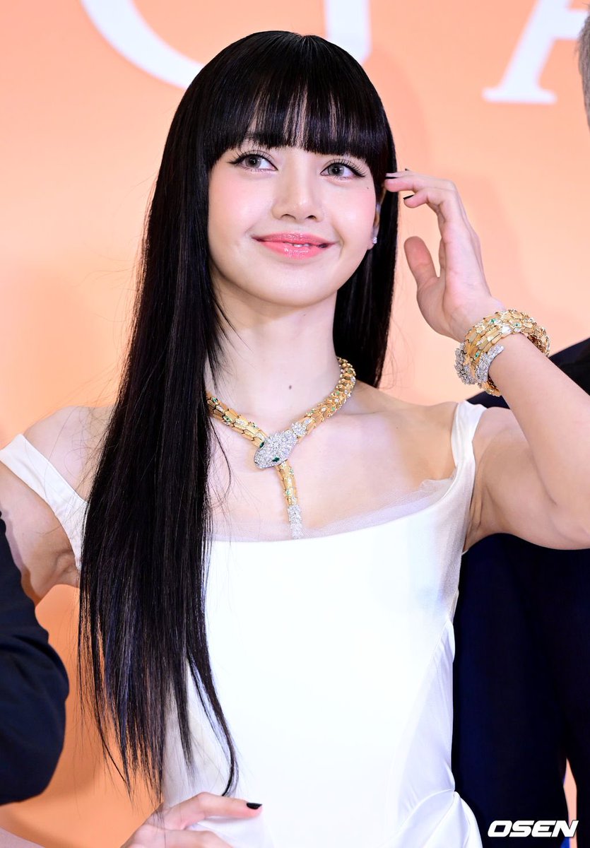 blackpinkbabo's tweet photo. CUTIE LALISA AT AVRORA AWARDS https://t.co/niwgTRaMjB