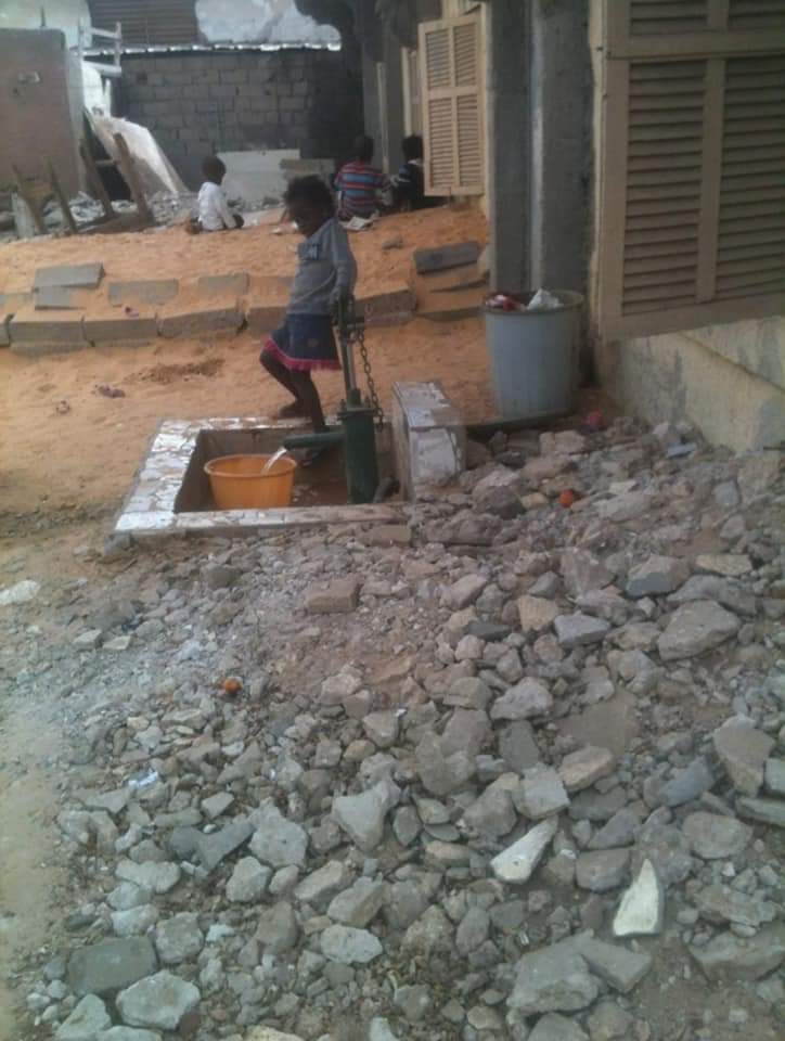 En réalité au Sénégal 17% des gens parlent tout haut 
93 % sont à la recherche de l’eau. 
Un vieux proverbe africain dit : Là où les vautours virevoltent, c’est qu’il y a une carcasse.
“Les gens prennent toujours un ère sérieux quand ils disent des mensonges.