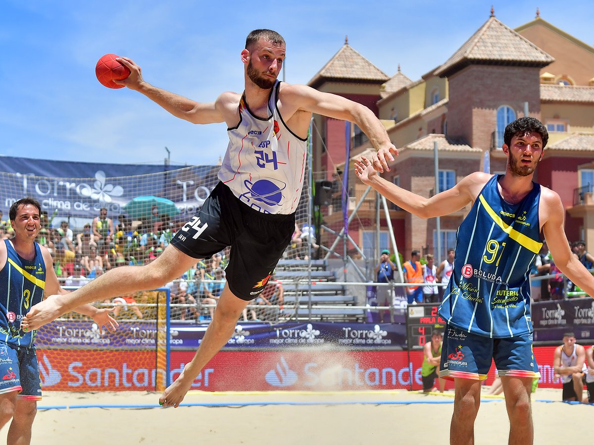 😏 No es una semana cualquiera... ¡Vuelve el #BalonmanoPlaya! 💜

🔚 ¡Cerramos la temporada en Madeira🇵🇹 con 4 equipos españoles luchando por la Champions Cup! 🇪🇺

#DontWorryBeachHappy