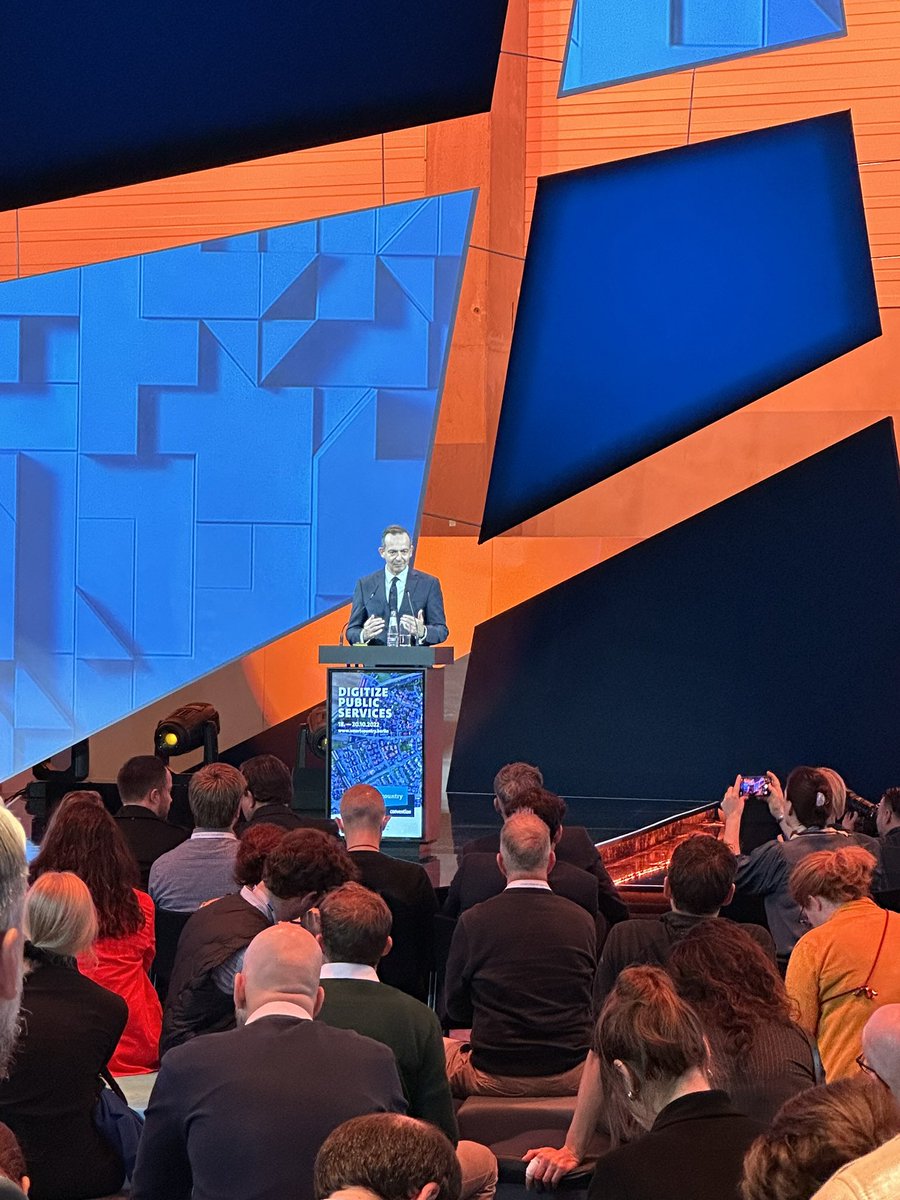 thorbenehlers's tweet photo. BM @Wissing auf der #SCCON22 zur Smarten #Digitalisierung am Beispiel Verkehr. Konsequent digital denken, wie auch beim 49€ Ticket, welches es nur noch #digital geben wird. Smarte Lösungen müssen dabei das Leben leichter machen! #egovernment #BIM https://t.co/DoJeqVdigD