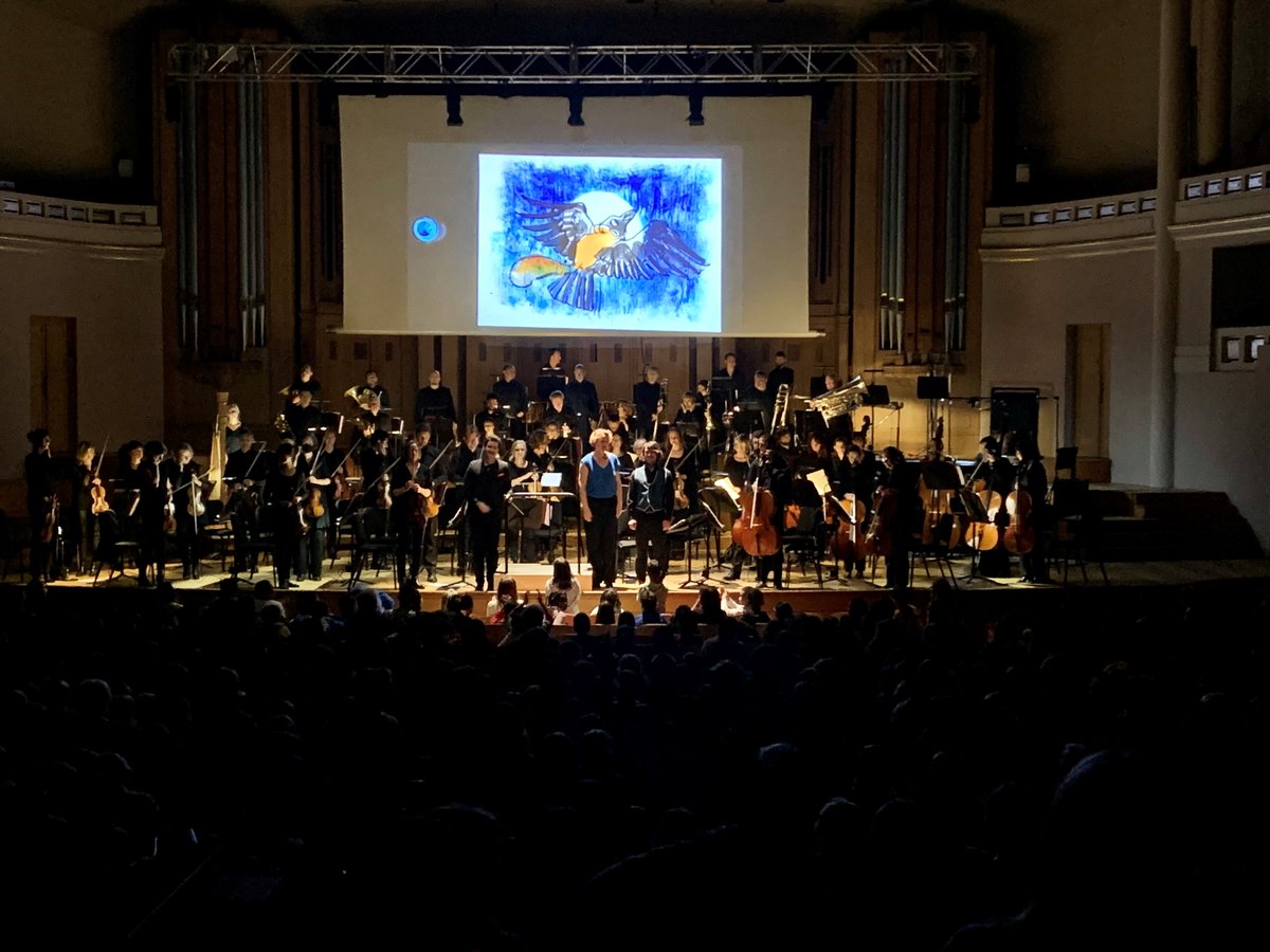 OrchestreLiege's tweet photo. L'OPRL est à Bruxelles ce mardi à l'occasion de plusieurs séances scolaires à Bozar qui rassemblent chacune plus de mille enfants. Au programme, le spectacle "Athmosphère" dirigé par @LaurentZufferey, présenté par Sterre De Raedt et illustré par les dessins de @FannesPieter. https://t.co/7dIzUO2K7s