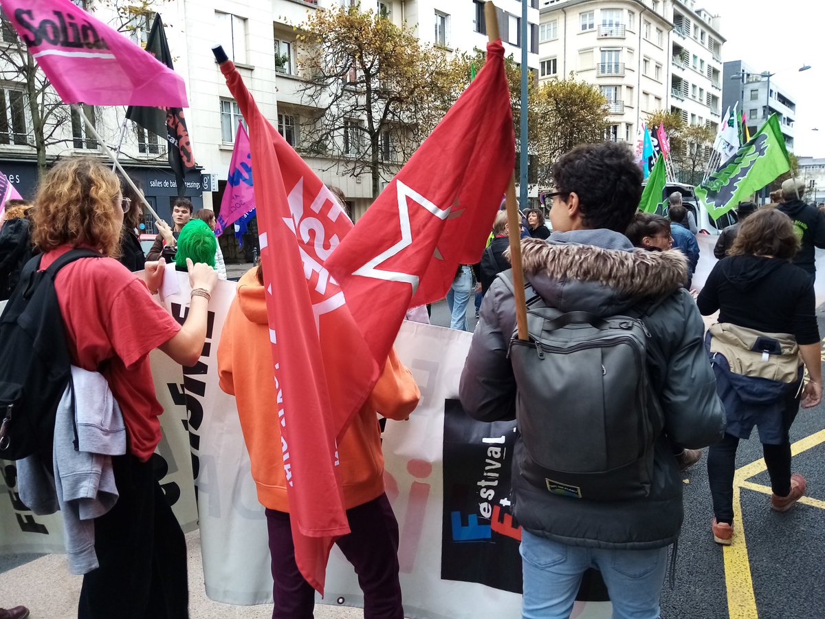 FSE_Rennes's tweet photo. Aux côtés des travailleur-es, de toustes nos camarades étudiant-es. Aujourd'hui dans la rue, jeudi on continue ✊ Rdv 12h30 à Hoche https://t.co/mNfeqcWpyg