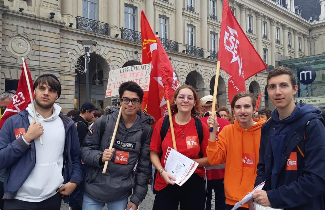 FSE_Rennes's tweet photo. Aux côtés des travailleur-es, de toustes nos camarades étudiant-es. Aujourd'hui dans la rue, jeudi on continue ✊ Rdv 12h30 à Hoche https://t.co/mNfeqcWpyg