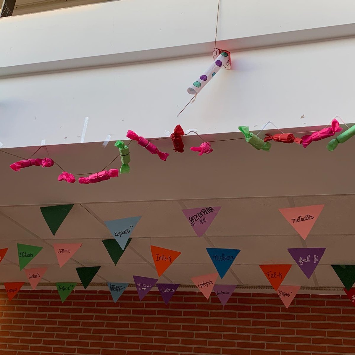 🎊FIRA D’ONDA JA S’APROPA🎊
L’alumnat de 1r d’FPB de comerç ha preparat aquesta decoració amb totes les penyes del poble.