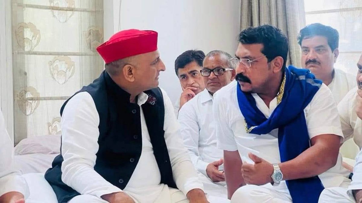 AniketDhanuk_'s tweet photo. आज सैफई में @BhimArmyChief व आजाद समाज पार्टी के राष्ट्रीय अध्यक्ष माननीय भाई चंद्रशेखर आजाद जी के साथ माननीय नेता जी को श्रद्धांजलि अर्पित करने पहुंचे व पूर्व मुख्यमंत्री अखिलेश यादव जी से मुलाकात की https://t.co/DNGqDAU1Ak