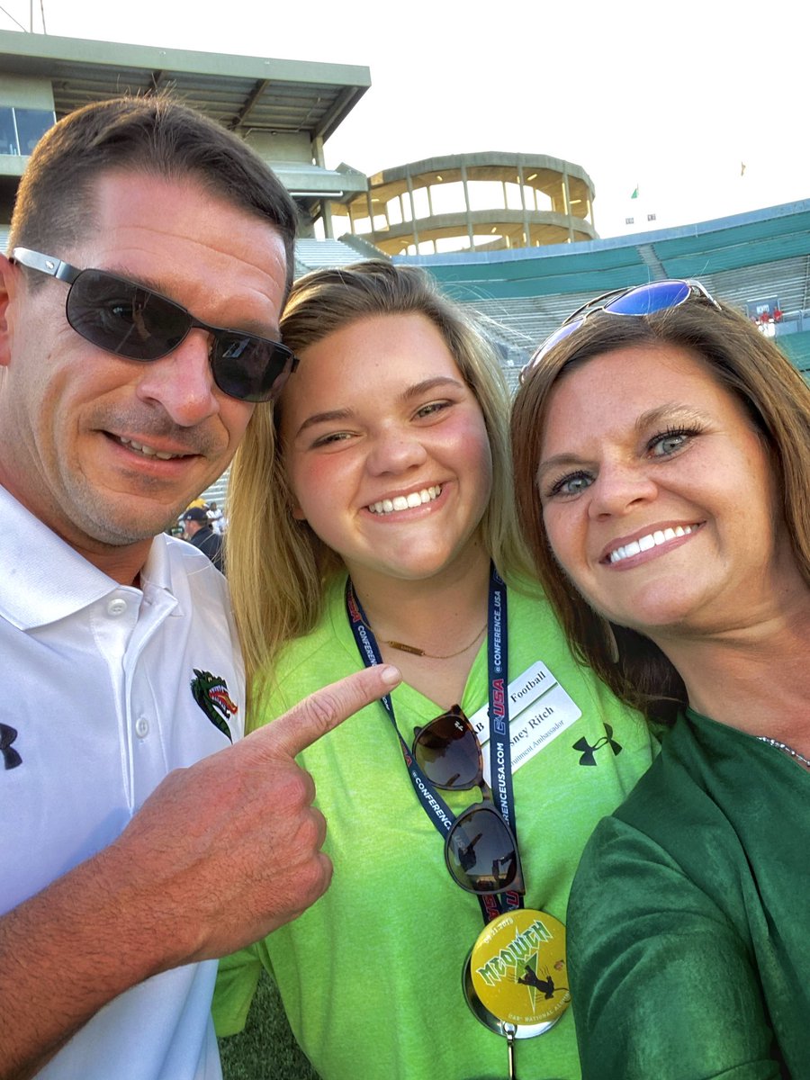 PrissyMiss30's tweet photo. Wishing a Big Happy Birthday to the one and only @bryantvincent44 
🎈🧁🎈
Your joy and positivity is contagious &amp; you are a GIFT to all of us, Coach! We all Love you, 
Have an Amazing Day! https://t.co/jUcL1QNaSf