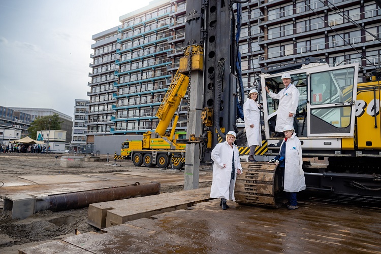 Stadmaken010's tweet photo. Nieuwbouw #Woonzorgcomplex Simeon & Anna officieel van start. De bouw van 137 woningen aan de Strevelsweg voorziet in de grote behoefte aan #Zorgplekken en zelfstandige woningen voor #Senioren in Rotterdam. Meer informatie: https://t.co/e5NSnRemhL https://t.co/PG1LLHIY5i