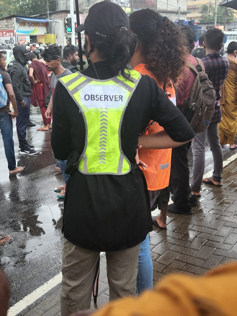 UvinduBro's tweet photo. Observers employed by @amnestysasia to ensure that human rights and rights are protected.
#SriLanka #ApiAragale #RightstoProtest #Protest #HumanRights #SLNews #LKA https://t.co/0fgvKbNO8k