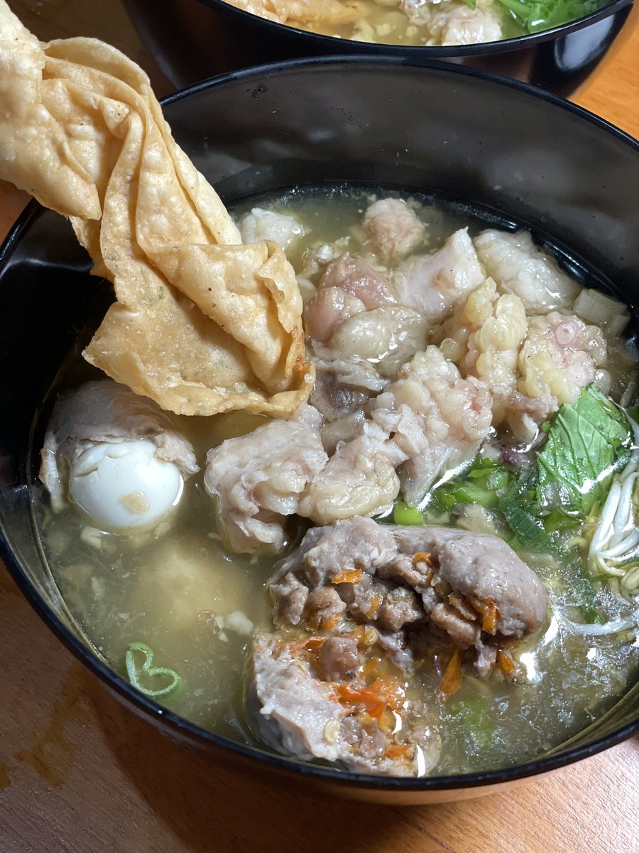 Ariefboediman's tweet photo. Habis hujan cari bakso, ketemunya sama bakso yang begini 😂
Tetelannya ga kira-kira, baksonya juga ndaging banget, mie nya bisa pilih mie kuning/putih/ kwetiaw, bakso telornya telor ayam kampung, ada tahu, toge dan sayur sawi juga 
Bakso Dower Dj
Jl. Candi gebang #kulyog https://t.co/UHpExVQ3Zg