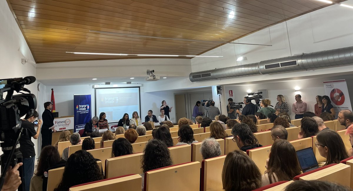 lgbtiqjussa's tweet photo. 🏳️⚧️Assistim a la jornada #transinlab per abordar la inserció de les persones trans* al món laboral i la implicació necessària de les administracions públiques per seguir desplegant les polítiques de gènere i lgbti+ a la comarca #pallarsjussà #xarxaSAI @lgbti_cat https://t.co/qmSaHzMur6