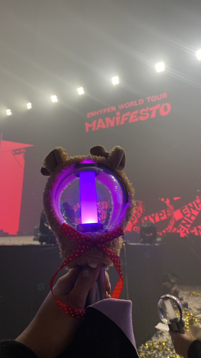hirayamapparels's tweet photo. Based on Manifesto in Seoul, here’s where the boys usually stay. 

LEFT — Jay, Ni-ki
RIGHT — Sunoo, Jake, (hoon because of the dance formation)
CENTER — Hee, Hoon, Jungwon https://t.co/cfCK0KFz76