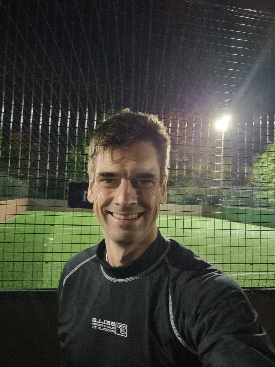 First game in about a year and first game of my 40s under the lights last night @WilltoWinSport Ealing - MNF - the slot I started 12 years ago! -  lovely new pitch down too (just needs the black pellets added to stop these old legs slipping!) - brilliant to be back out there