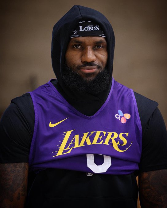 E_Book88's tweet photo. Y’all know what time is… #LakeShow #NBATipOff #Chip18 https://t.co/B07UXcSQUW