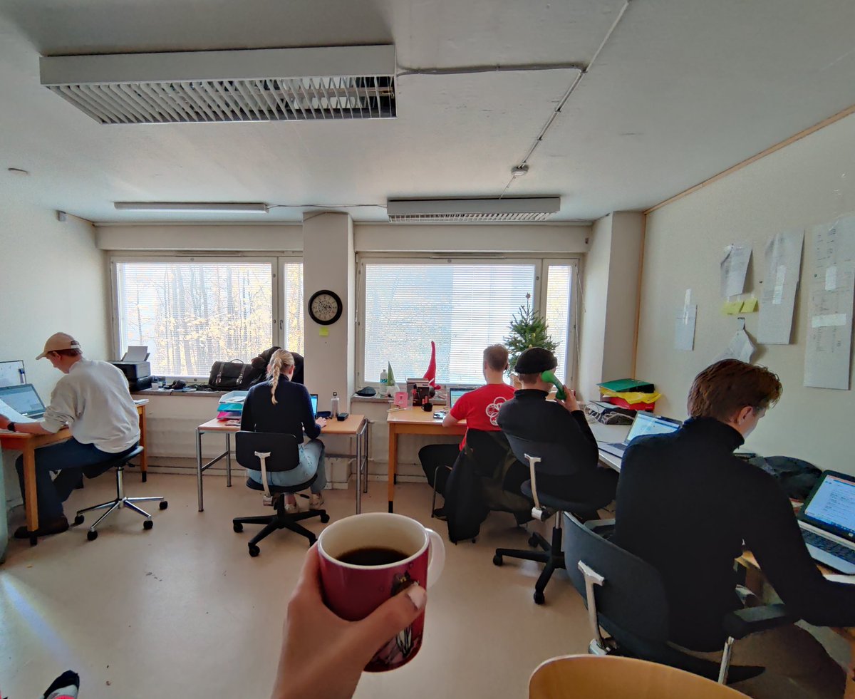 kuusikauppa's tweet photo. Jälleen yksi tehokas toimistopäivä takanapäin. Myynti pyörii mukavasti, verkkokauppa alkaa rakentumaan ja myös torimyyntiä on päästy suunnittelemaan. Tästä on hyvä jatkaa! 🤝 https://t.co/nmFNtIA6Do