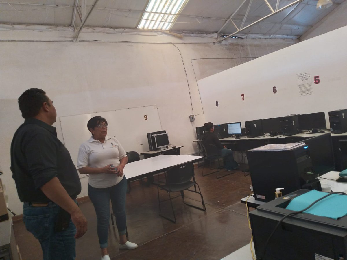 IEEASLP_rioverd's tweet photo. Visita del presidente municipal de Rioverde Arnulfo Urbiola a la plaza comunitaria Parque Revolución, ubicada en el Puente del Carmen, en el recorrido el presidente observó la aplicación de exámenes en linea y papel. 💻📝✅ https://t.co/agyuDYhfu3