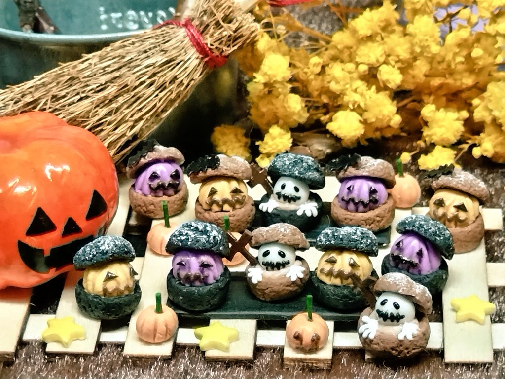 kerachan288's tweet photo. ハロウィンシューの集合写真です。

顔を一発勝負で描くのは緊張して苦手です。
クリアファイルに大量に描き良い出来のものを剥がして貼り付けています。

クリームやアイシングなどの絞る系はいつまでたっても難しいです。

#アシェット
#ミニチュアフード
#ハロウィン
#シュークリーム
#樹脂粘土 https://t.co/T0sBzbZfrS