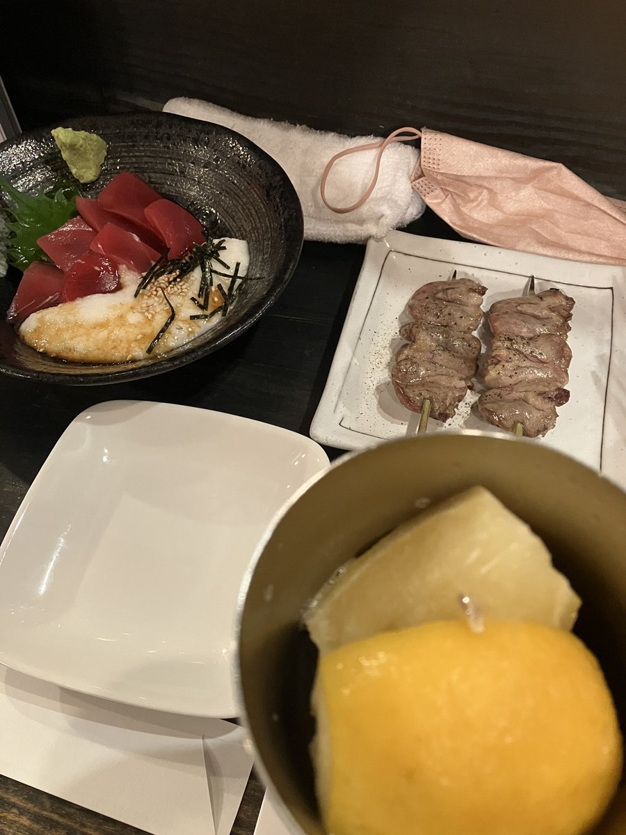 imahahahani's tweet photo. 赤羽でカウンター飲み😊✨
お箸にも店名印刷してる
こだわりの店でした

角ハイボールと同じ金額で
凍らせたレモン入りの
ハイボールが呑める！！
#飲み友募集 
#飲み好きと繋がりたい 
#ハイボール 
#赤羽 https://t.co/KD403C9MUf
