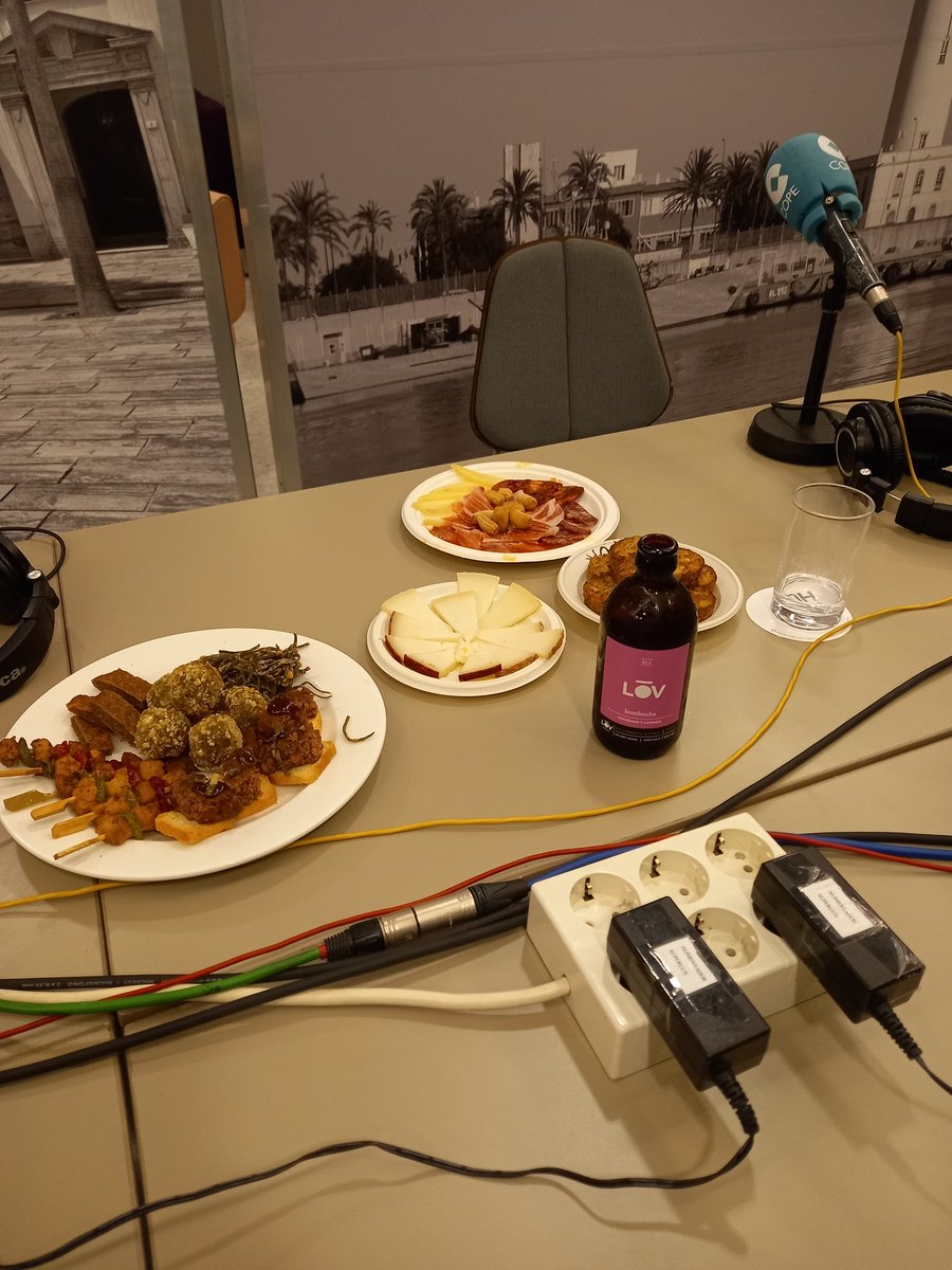 Cblancodeond's tweet photo. Continuamos @COPEMalaga desde el XVIII Salón del Vino y la Gastronomía de @narbona_solis con @AGarciaAtienza.
Yolanda Jiménez y Daniel Pizarro, del Dpto. de comunicación de Narbona Solís, nos han acercado algunos productos de los que se están presentando en el Salón https://t.co/JVGNjZngxx