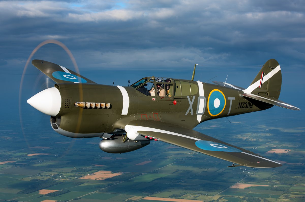 This week's #TaildraggerTuesday takes us back to #OSH16 and the Tri-State Warbird Museum's pristine P-40M Kittyhawk III! Where does the legendary Curtiss P-40 fall on your list of favorite World War II fighters? 📸 Scott Slocum