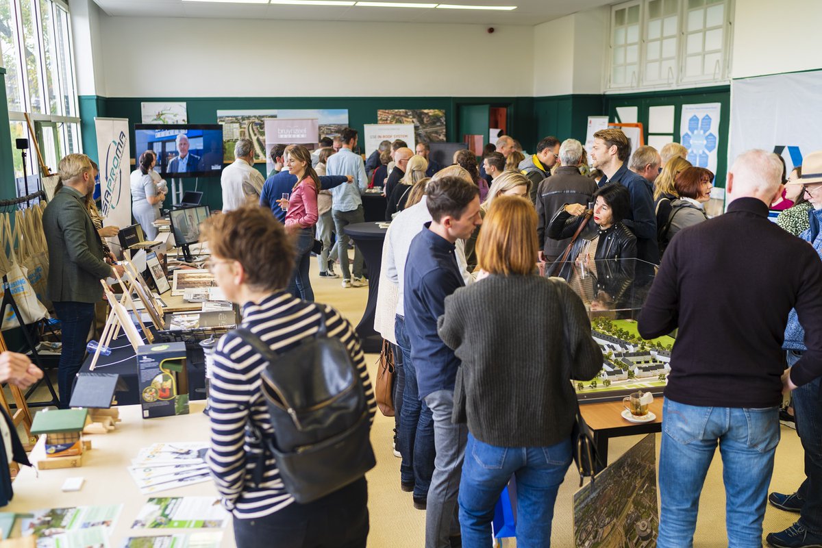 WADGL's tweet photo. Afgelopen zaterdag werd voor de aanstaande bewoners én geïnteresseerden van de 91 stadsvilla's en herenhuizen Fleur aan de #GroeneLoper een succesvolle infomarkt georganiseerd!
Leer hier meer: https://t.co/uDKiYQNal8

@BallastNedamDev https://t.co/TunBurk9Ka