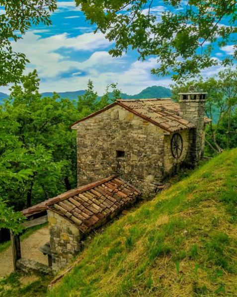 TurismoVeneto's tweet photo. Dal Molinetto della Croda di #Refrontolo parte il sentiero che conduce al Bivacco Marsini, una suggestiva casetta in pietra da cui si gode una vista straordinaria sulle Prealpi trevigiane
👉 https://t.co/TxLa3PboN7
#VisitVeneto
📷 Foto IG jack_gs87 https://t.co/BonzbPBjvv