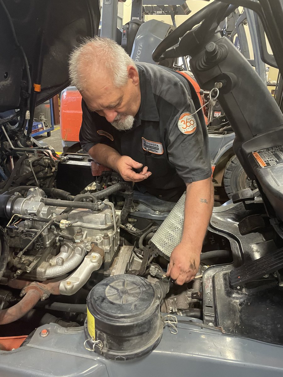 TMHMidSouth's tweet photo. What's the difference between a good technician and a GREAT technician? Simple - great technicians can work on any piece of equipment in the field regardless of the brand. So Toyota or not, our techs have got your back.

https://t.co/Zpp1UkwDQr https://t.co/ARRhUewGOU