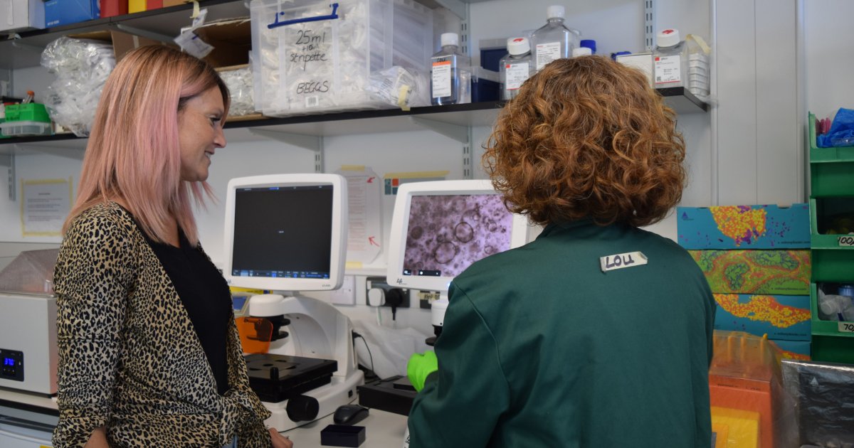Prof Andrew Beggs and his team <a href="/unibirmingham/">Uni of Birmingham</a> welcomed to their labs <a href="/Caradefaye/">Cara de Faye</a>, whose partner Lee passed away this year. Cara and Lee's fundraising, totalling over £100K, is helping fund research into bowel cancer; the type of cancer Lee had.  birmingham.ac.uk/birmingham-in-… #brafv600e