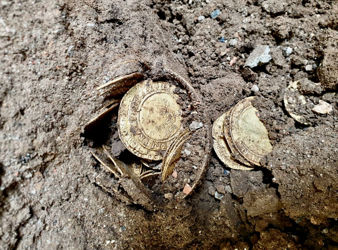 3CatInfo's tweet photo. Una fortuna sota la cuina: fan obres a casa i troben 865.000 euros en monedes d'or https://t.co/86iuZwmVlm https://t.co/xEpuUv2E32