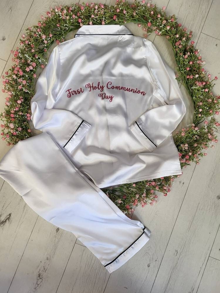 1stcomderry's tweet photo. Our new pjs . A little inexpensive set. 
Excited to share the latest addition to my #etsy shop: First communion pjs, white with black trim. https://t.co/duaQh6qaxu #white #black #satinpyjamas #whitepyjamas #communionpjs #weddingpyjamas #pyjamas #pjs #flowergirlpyjamas https://t.co/MPUGSgP6Vc