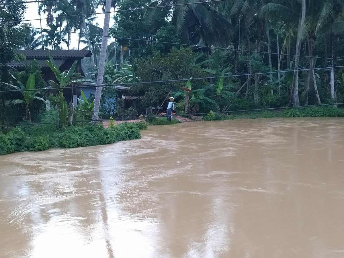 WoraphonMFP's tweet photo. น้ำคลองชุมพร ล้นตลิ่ง ท่วมถนน และบ้านเรือนประชาชน ในพื้นที่ ต.ตากแดด อ.เมืองชุมพร #น้ําท่วม #ชุมพร #พายุเนสาท https://t.co/xtoOJSzYZY