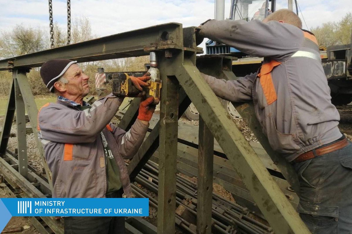 The infrastructure of 🇺🇦 became the prime target of systematic Russian attacks. The @minfrastructure main task is to restore transport links in the liberated regions ASAP. I’m grateful to our 🇨🇿 partners for the metal bridge, which we’re already installing in the Kharkiv region.
