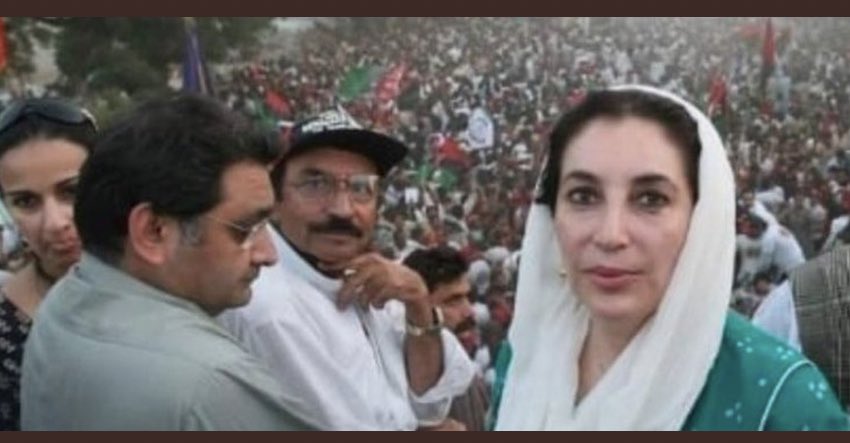 ShahNafisa's tweet photo. This picture is a memorial to #ShaheedBenazir’s final journey on #18thOct2007 for restoration of democracy when she ended exile to save #Pakistan. Her caravan was attacked taking 180 precious lives to deter her but she continued her struggle.Salute #ShaheedeJamuriat #ShuhdaKarsaz https://t.co/m3ZtsdiOtG